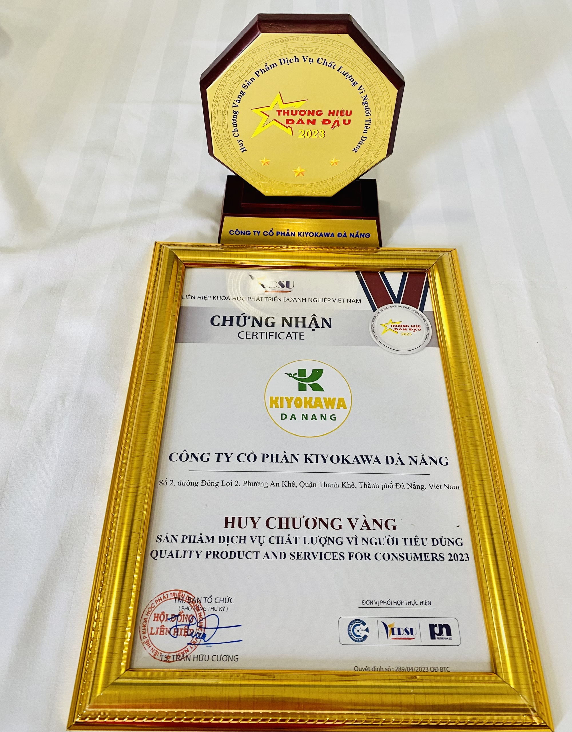 HUY CHƯƠNG VÀNG của  chúng tôi KIYOKAWA ĐÀ NẴNG